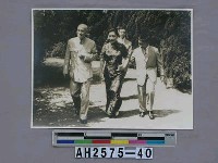 藏品(故總統蔣公生活照片：偕孫兒散步照片)的圖片